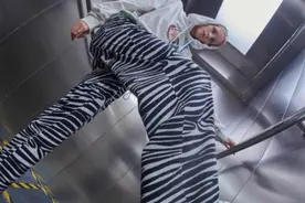 还在吐槽老爹鞋？！Vetements立体按钮款让你在线真香图片