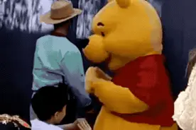 吵上热搜！“熊孩子”暴打迪士尼小熊，家长：是打坏了还是怎么了？图片