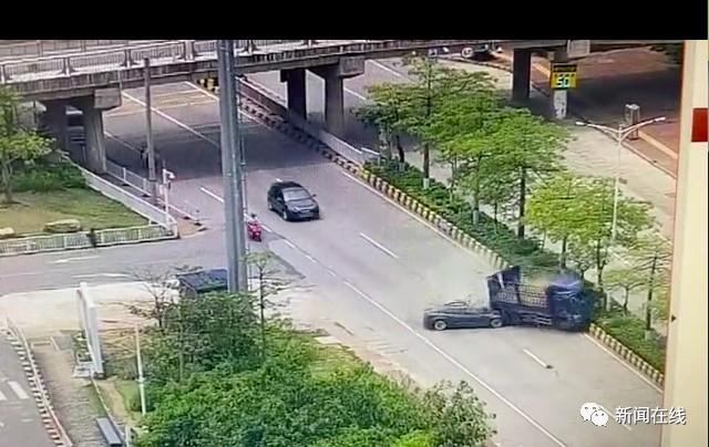特斯拉追尾货车！警方通报：驾驶人当场死亡