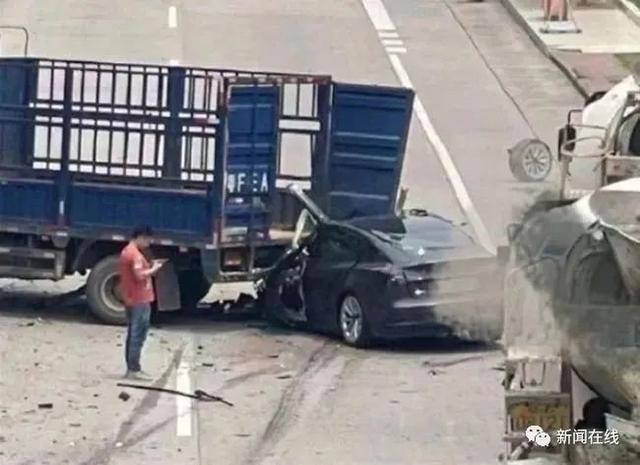 特斯拉追尾货车！警方通报：驾驶人当场死亡