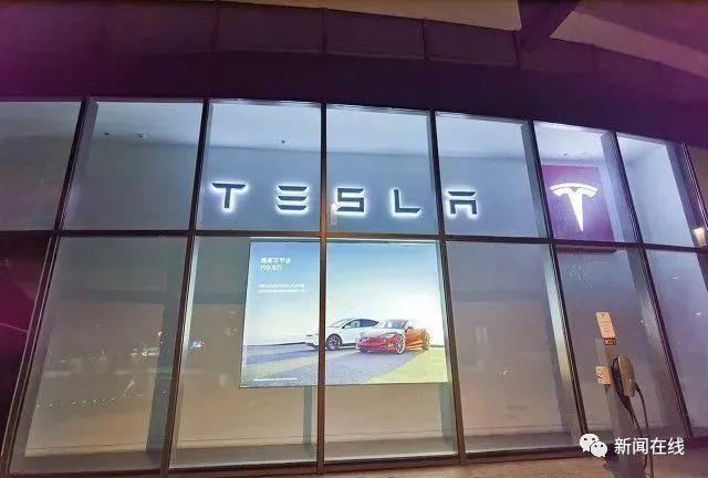 特斯拉追尾货车！警方通报：驾驶人当场死亡
