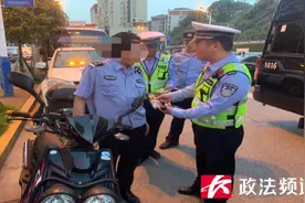 湖南一男子身穿“警服”骑摩托车载妻子看演出，结果进去了图片