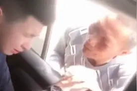 孙子坐车返程，爷爷不忍分离贴脸告别视频封面