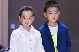 青梅竹马！佟大为儿子董璇女儿同台走秀 俩娃手牵手不怯场图片