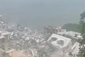 昆明拆除滇池环湖别墅群：几十台挖机拆楼！1700多人连夜种树图片