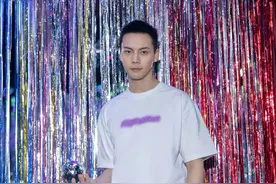 陈伟霆最新大片夏日感满满 白T黑裤酷飒有型图片