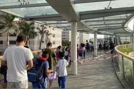 塘尾天桥玻璃经常掉落 市民出行胆战心惊图片