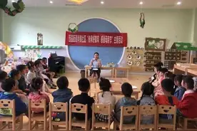 传承好家风 尚锦社区组织小朋友手工制作花束感恩母亲图片