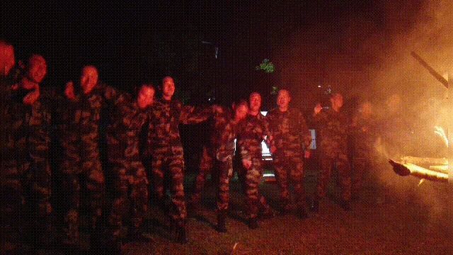 关注｜新兵的篝火晚会，太欢乐了图片