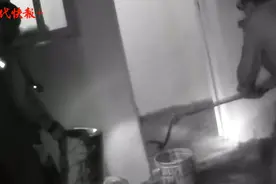 1米长蛇钻进居民家中，民警化身“捕蛇达人”图片