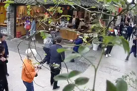 山东籍消防员张华峰扬州徒手“飞擒”带刀暴徒：来不及想，只有冲图片