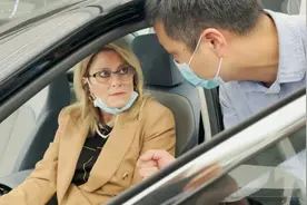 13国代表点赞中国新能源汽车：电池很节能！视频封面