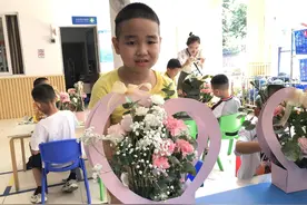 妈妈辛苦了，这群萌娃为妈妈献上一盆鲜花图片