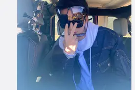 董子健晒出内部群聊照 王俊凯一人戴四副墨镜出场图片