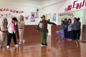 重温红色经典 武汉一小学演绎“课本剧”图片