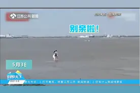 一对情侣在海边激吻，旁人大喊叫停：别亲了，涨潮了！视频封面