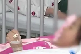 把“84消毒液”误当饮料喝下，6岁男童消化道被灼伤视频封面