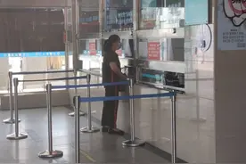 云求助丨网曝四川德阳一卫生服务中心收费窗口需蹲着缴费 记者探访：可正常站立缴费图片