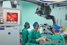 南宁一女子头发卷入机器中，被撕下整张头皮……图片