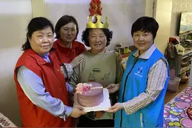 化身“贴心小棉袄”志愿者与“失独妈妈”共度母亲节图片
