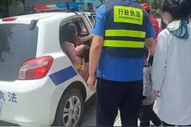 执法车秒变“救护车”福清城管这个行为获市民点赞图片