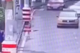 这就是母爱！车辆坠河母亲托举救子图片