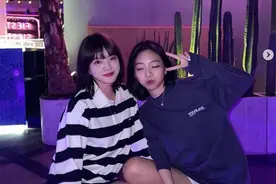 王中磊女儿王文也与闺蜜聚会 红唇大眼青春甜美图片