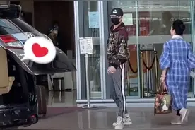 范丞丞与爸爸现身机场 父子二人有型有款图片