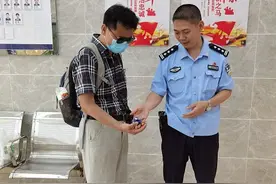 出门忘拔钥匙门没关，怎么办？还好有他……图片