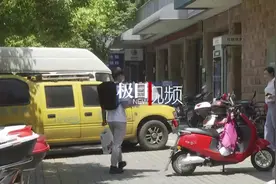 消防员儿子偷偷回家给妈妈做顿饭，妈妈吃着吃着就哭了图片