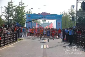芜湖湾沚半程马拉松火热开赛 5000名选手激情奔跑图片