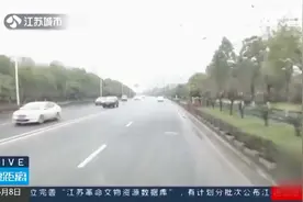 判了！老师拿玻璃杯砸公交司机被判刑视频封面