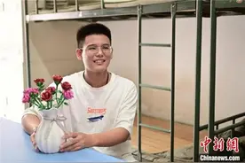 四川一高校4名男生为母亲手工制作玫瑰等花束图片