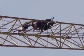 170米塔吊上竟躺着个人？！消防高空救援直言：爬上来我都累死了图片