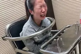 喜欢挖掘机男孩的她，在派出所哭得撕心裂肺……图片