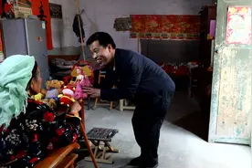 了不起的山东人｜91岁阿尔兹海默症妈妈收到洋娃娃笑成花 山东汉子将母亲宠成“公主”图片