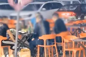 大雨中四名男子坚守桌旁，边谈边吃火锅视频封面