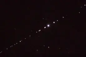 UFO舰队现美国夜空？实为SpaceX＂星链＂卫星图片