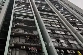 突发！柳州女子爬上阳台栏杆，楼高20多层！她的举动让人揪心图片