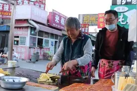 儿子失业后重新创业，母亲每天送饭陪伴“我是他后盾”视频封面