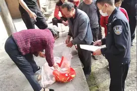辅警抓偷肉贼追回被盗五花肉却丢了婚戒，群众帮他找回图片