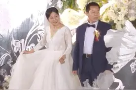 女儿出嫁妈妈却穿上婚纱，真相超暖图片