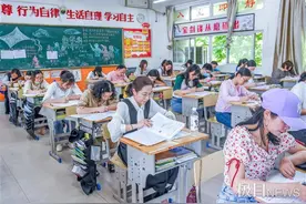 武汉600多名初中老师同做中考题，一半数理化老师奋战到最后一秒图片