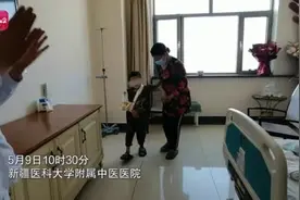 断臂男孩 生命接力 | 脱离危险期 断臂再植男孩第一次下地走动图片