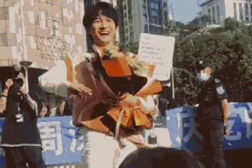 双箭头的爱！周深参加活动请500多名粉丝喝奶茶图片