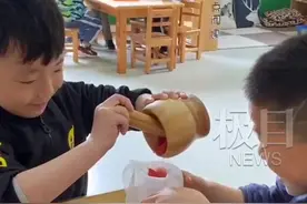 特别的母亲节礼物：幼儿用自己种的西红柿给妈妈做“古法口红”图片