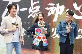 不老男神！言承旭与张信哲同台路演 与粉丝互动上演“摸头杀”图片