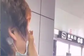 飞机多次延误女子机场大哭，网友：隔着屏幕都能感受到崩溃图片