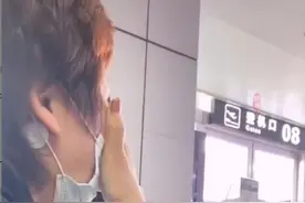 飞机多次延误女子机场大哭，网友：隔着屏幕都能感受到崩溃图片