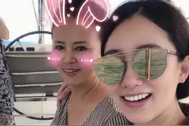 张小斐发文为妈妈庆母亲节 母女同框好似闺蜜图片